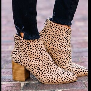 Women’s Animal print suede booties size 8.5 
Unbranded used in good condition